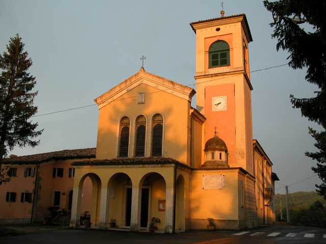 L'esterno della chiesa che si affaccia sulla piazza del paese